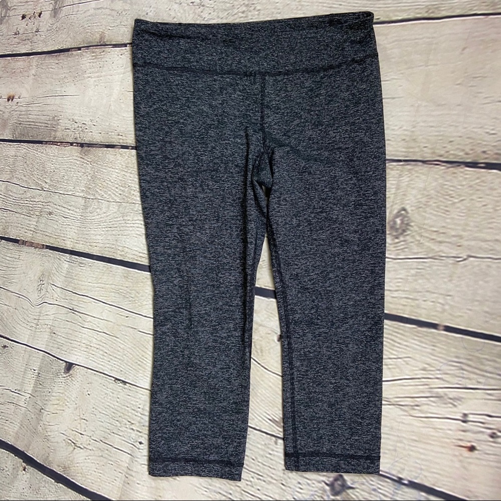 4/$25 under Armour dark gray Capri leggings